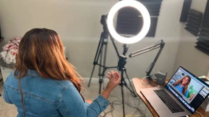 moi-ngay-lam-viec-von-ven-2-tieng-co-gai-van-thu-ve-tien-ty-he-lo-nghe-kiem-tien-sieu-de (1)