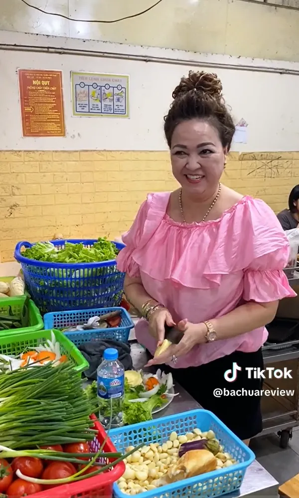 xuat-hien-co-chu-quan-ban-bo-nuong-co-ngoai-hinh-giong-ceo-phuong-hang (1)