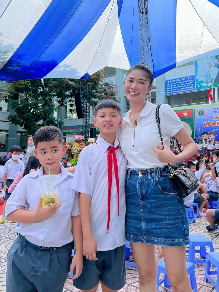 nhieu-gia-dinh-sao-viet-giau-khung-van-cho-con-hoc-truong-binh-dan (5)