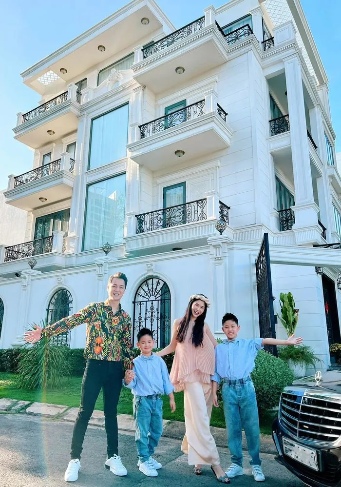 nhieu-gia-dinh-sao-viet-giau-khung-van-cho-con-hoc-truong-binh-dan (6)