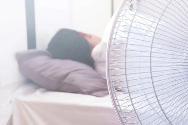 nen-dat-quat-o-tren-hay-duoi-chan-giuong (3)