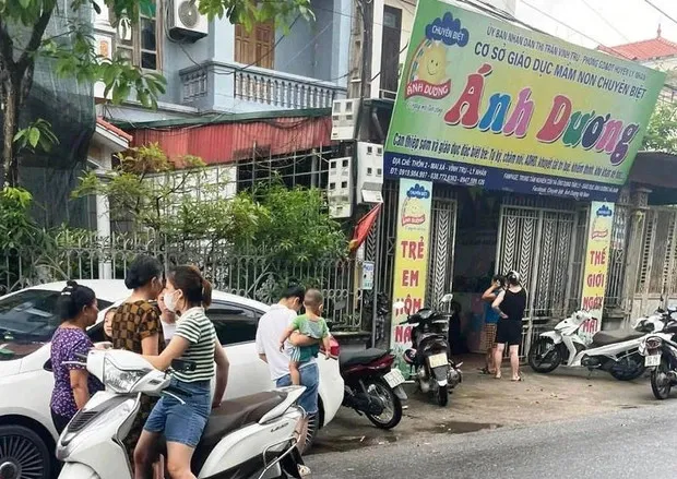 be-gai-5-tuoi-ra-di-mai-mai-sau-bua-an-trua-o-co-so-mam-non-nghi-do-sac-com