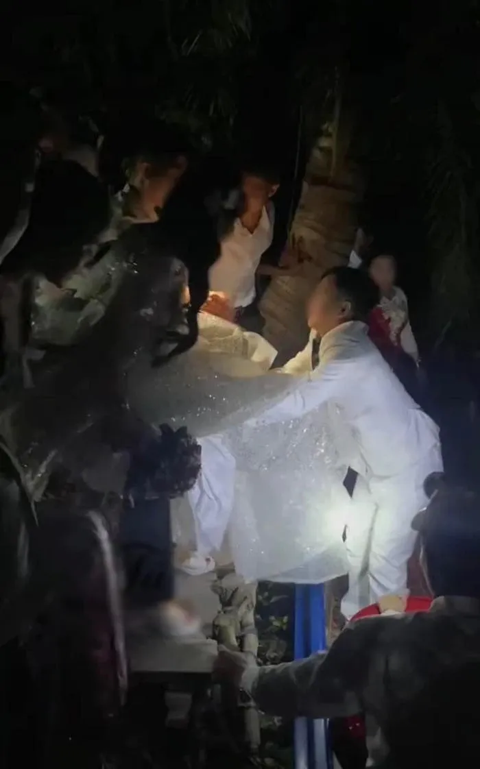 dam-cuoi-doc-la-ruoc-dau-vao-luc-12h-dem-dai-tiec-6h-sang-va-loat-yeu-sach-khien-khach-moi-nga-ngua (2)