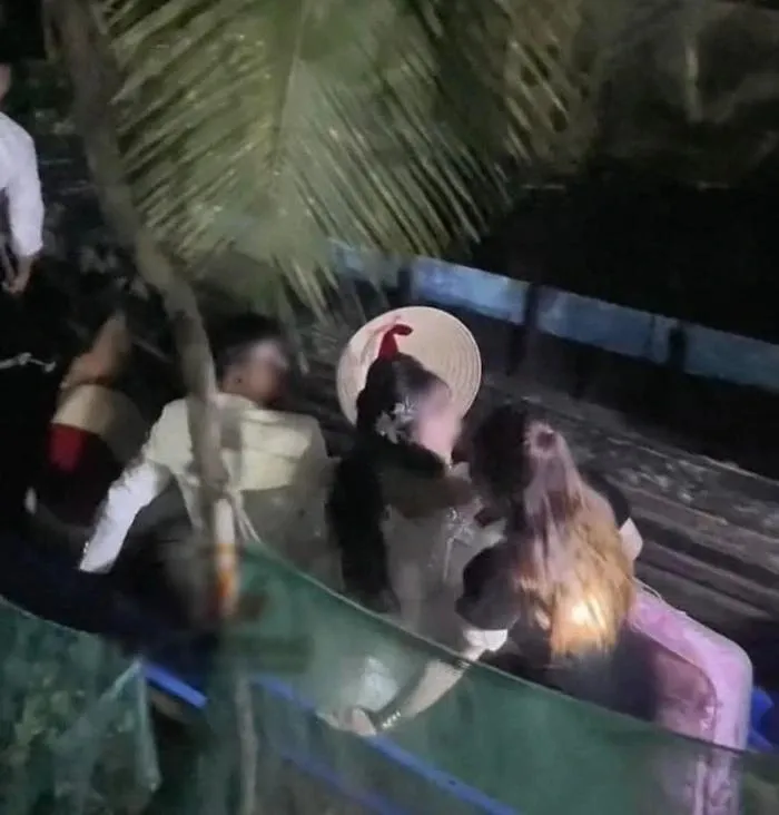 dam-cuoi-doc-la-ruoc-dau-vao-luc-12h-dem-dai-tiec-6h-sang-va-loat-yeu-sach-khien-khach-moi-nga-ngua (4)