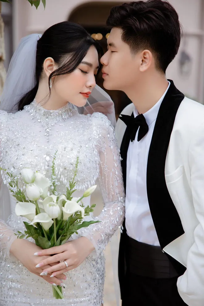 ket-hon-voi-tinh-yeu-nam-17-tuoi-co-dau-deo-day-vang-trong-dam-cuoi (6)