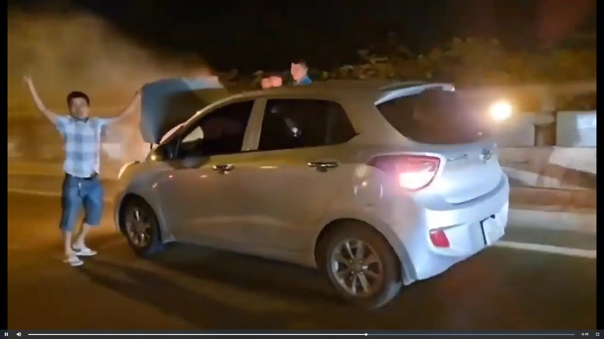 xe-o-to-dang-chay-thi-tu-boc-hoa-trong-dem-than-may-may-xe-bon-tu-dau-xuat-hien-kip-thoi-ung-cuu (12)