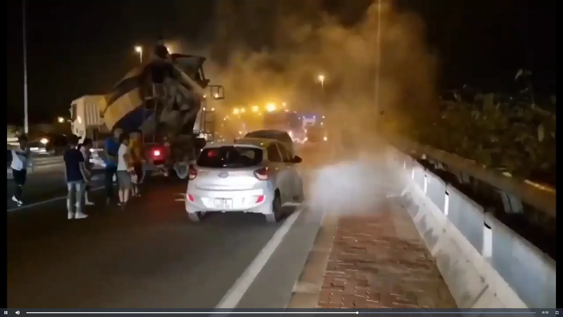 xe-o-to-dang-chay-thi-tu-boc-hoa-trong-dem-than-may-may-xe-bon-tu-dau-xuat-hien-kip-thoi-ung-cuu (13)