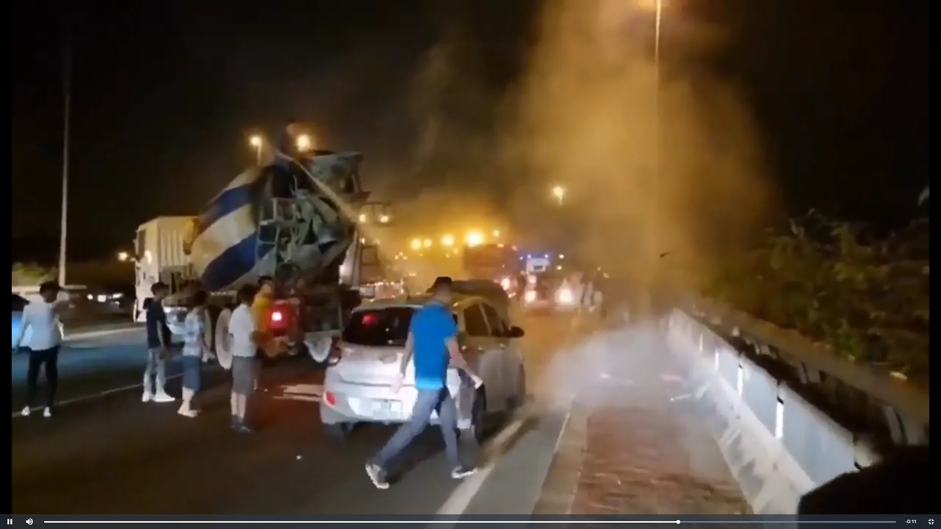 xe-o-to-dang-chay-thi-tu-boc-hoa-trong-dem-than-may-may-xe-bon-tu-dau-xuat-hien-kip-thoi-ung-cuu (16)