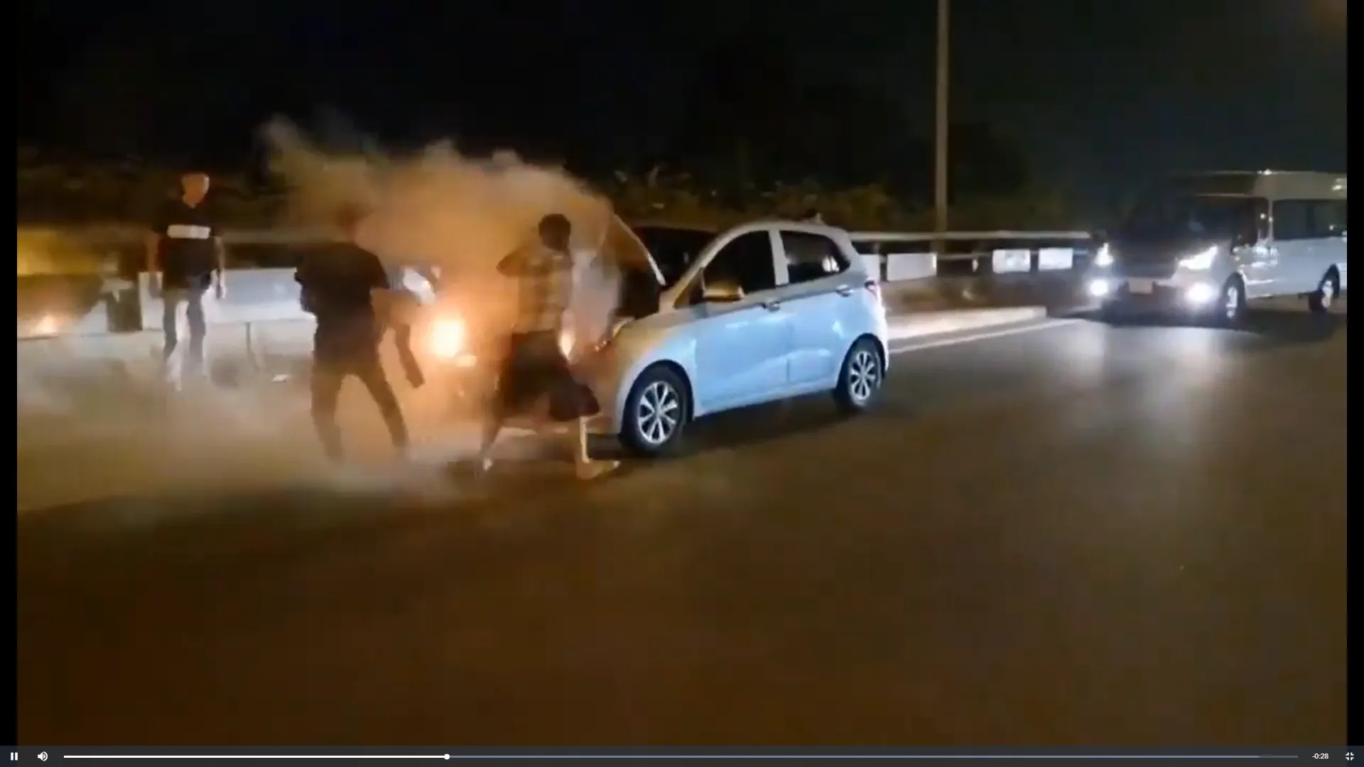 xe-o-to-dang-chay-thi-tu-boc-hoa-trong-dem-than-may-may-xe-bon-tu-dau-xuat-hien-kip-thoi-ung-cuu (5)