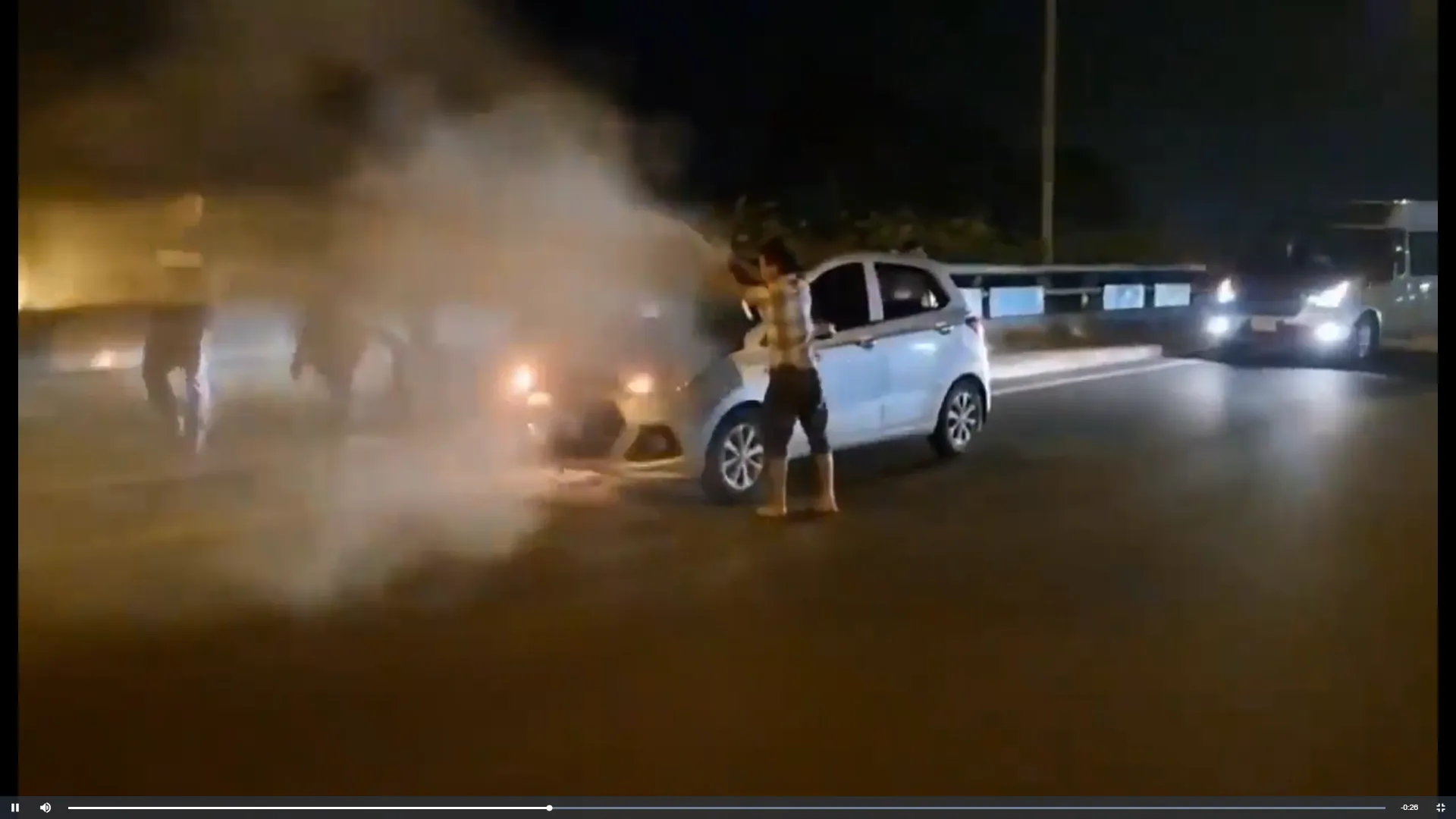 xe-o-to-dang-chay-thi-tu-boc-hoa-trong-dem-than-may-may-xe-bon-tu-dau-xuat-hien-kip-thoi-ung-cuu (7)