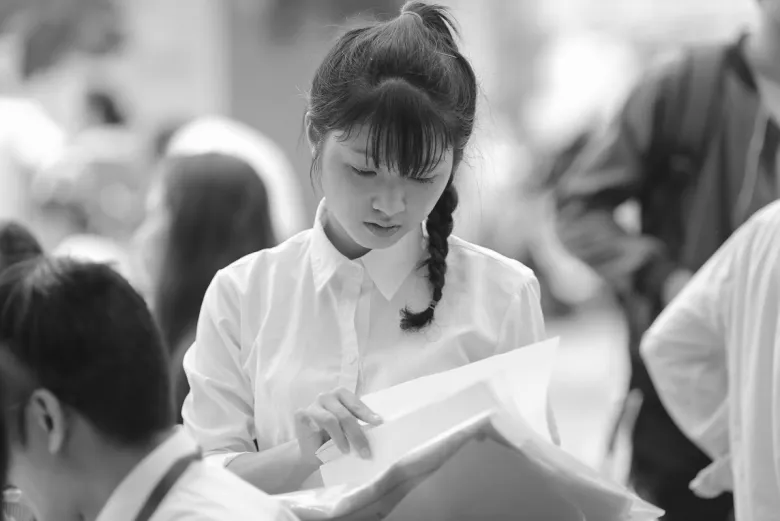 duoc-bo-me-dat-ten-nghe-qua-nhay-cam-co-gai-kho-so-suot-20-nam-cdm-doc-xong-cung-phai-bat-cuoi (1)