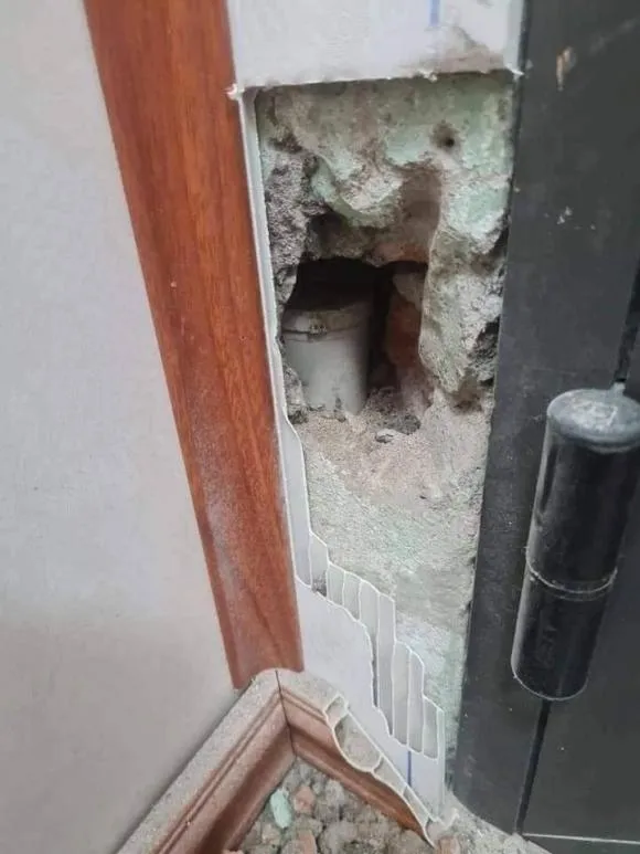 di-duc-tuing-sua-nha-cho-khanh-chang-trai-phat-hien-lo-vang-nen-xin-y-kien-nen-im-lang-hay-bao-chu-nha (2)