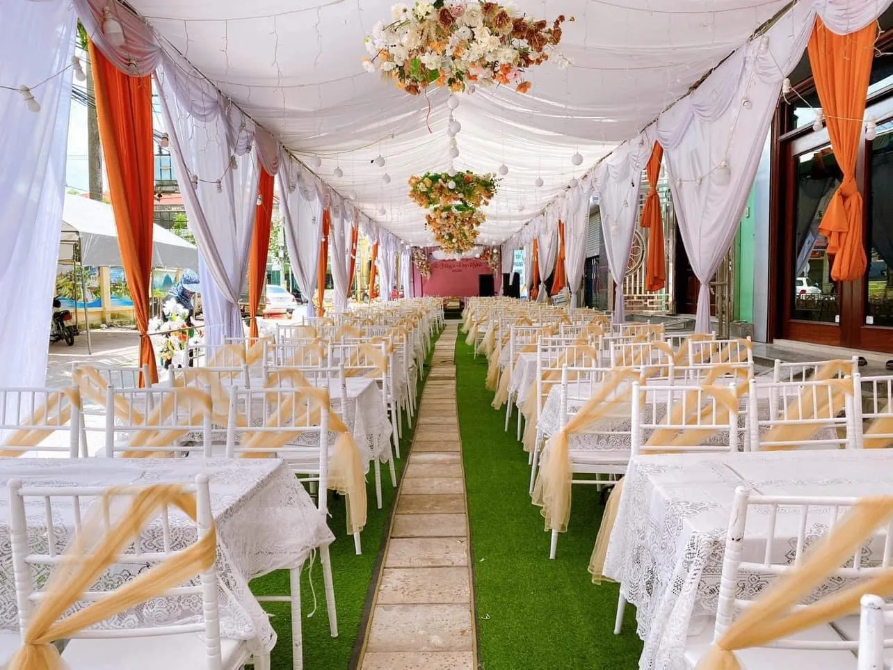 co-dau-buc-xuc-to-doi-dung-rap-nhan-42-trieu-nhung-dam-cuoi-nhu-chuong-ga-con-bi-trach-nguoc(5)