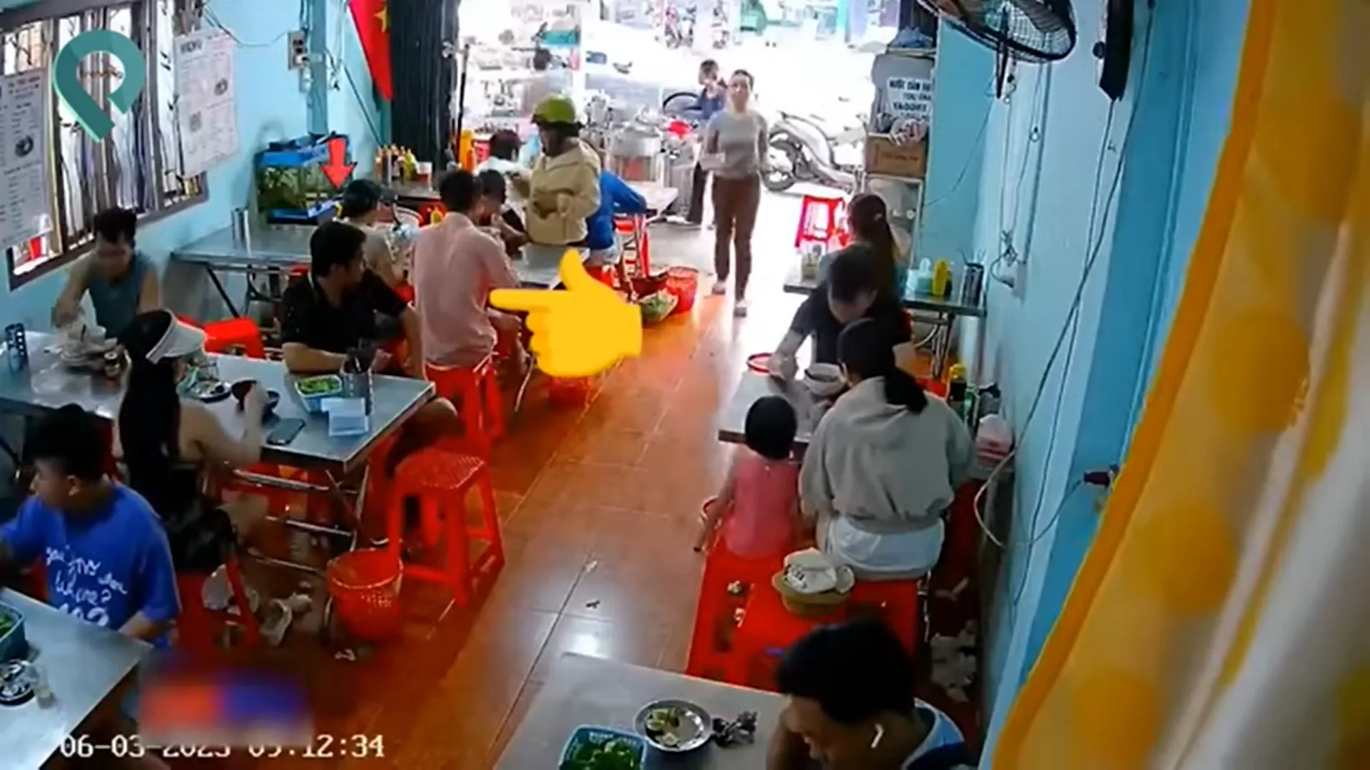 bi-phuc-vu-nham-mon-nam-khach-hang-dap-to (1)