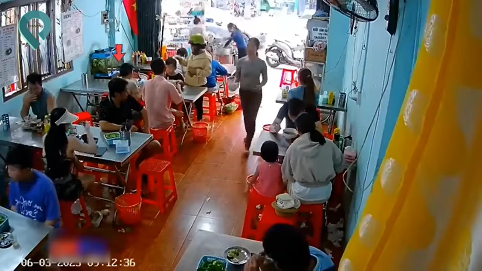 bi-phuc-vu-nham-mon-nam-khach-hang-dap-to (2)