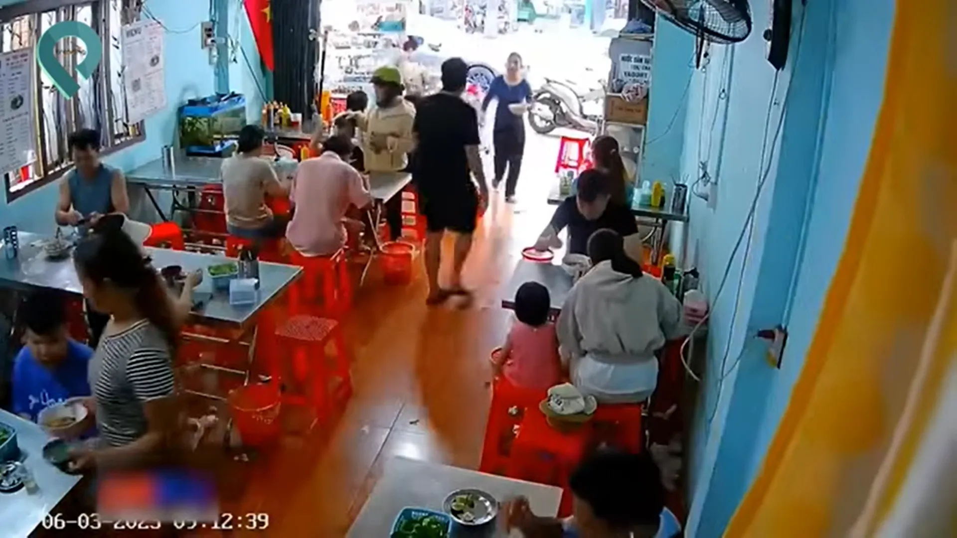 bi-phuc-vu-nham-mon-nam-khach-hang-dap-to (4)
