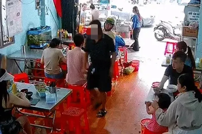 bi-phuc-vu-nham-mon-nam-khach-hang-dap-to (8)