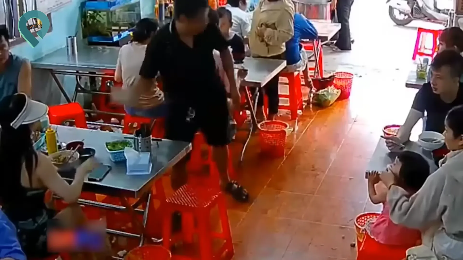 bi-phuc-vu-nham-mon-nam-khach-hang-dap-to (9)