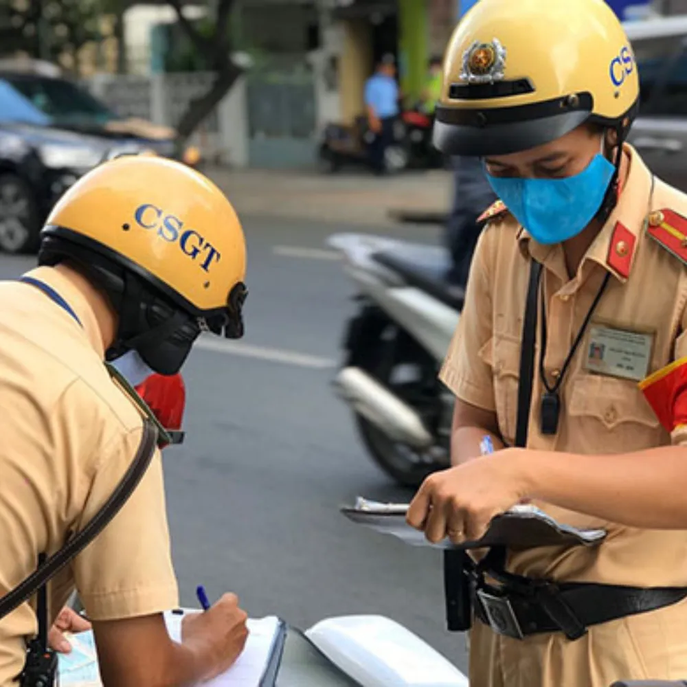 co-5-dieu-csgt-khong-duoc-tu-tien-lam-khi-dung-xe-nguoi-di-duong-so-1-nhieu-nguoi-mac-phai (1)