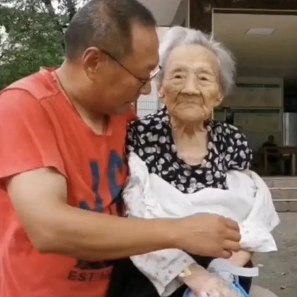 het-long-cham-soc-me-vo-luc-dao-om-con-re-bat-ngo-doi-doi-nho-50k-ba-de-lai-truoc-khi-mat (5)