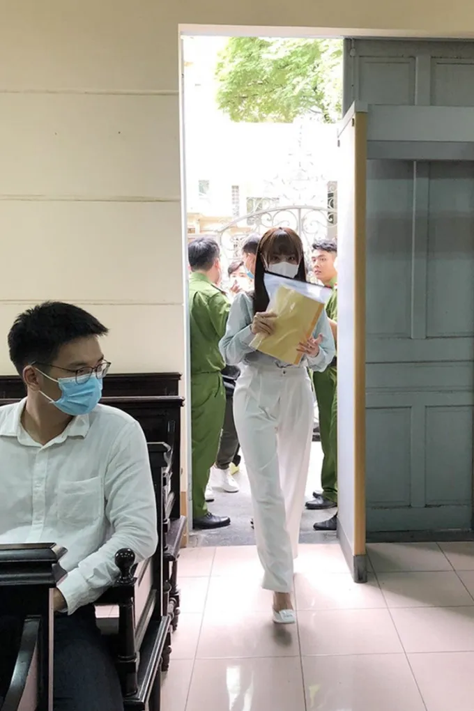 trang-nemo-cung-dong-pham-tiep-tuc-hau-toa-sau-thoi-gian-nhap-vien (6)