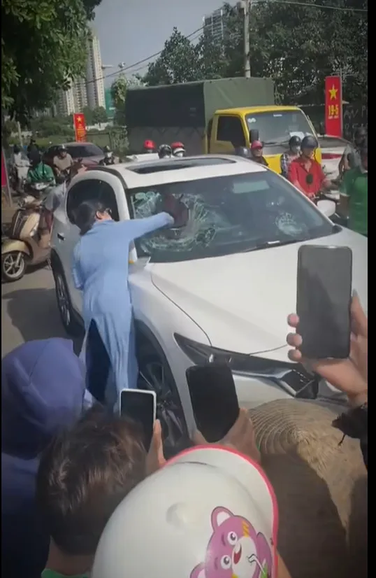 vu-vo-bat-qua-tang-chong-cho-bo-trong-o-to-hanh-vi-nong-nay-co-the-vuong-vong-lao-ly-tinh-mat-tu-mang (3)