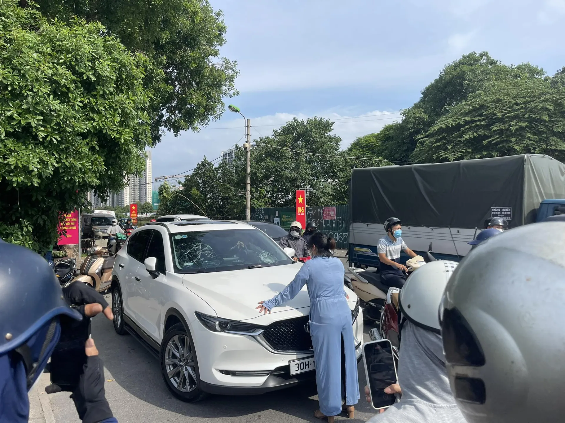 vu-vo-bat-qua-tang-chong-cho-bo-trong-o-to-hanh-vi-nong-nay-co-the-vuong-vong-lao-ly-tinh-mat-tu-mang (6)