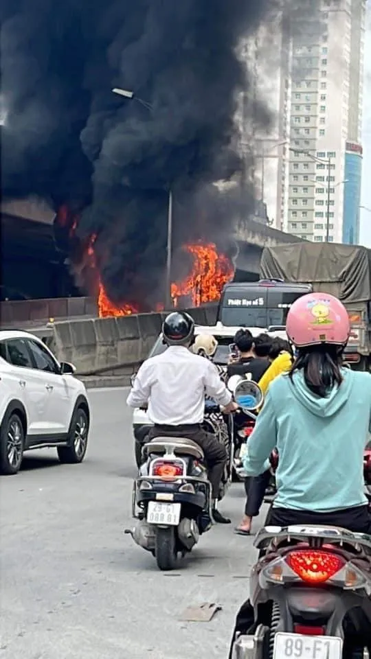 xe-bus-boc-chay-ngun-ngut-khi-dang-luu-thong-bi-nhan-chim-trong-cot-khoi-cao-chuc-met (1)
