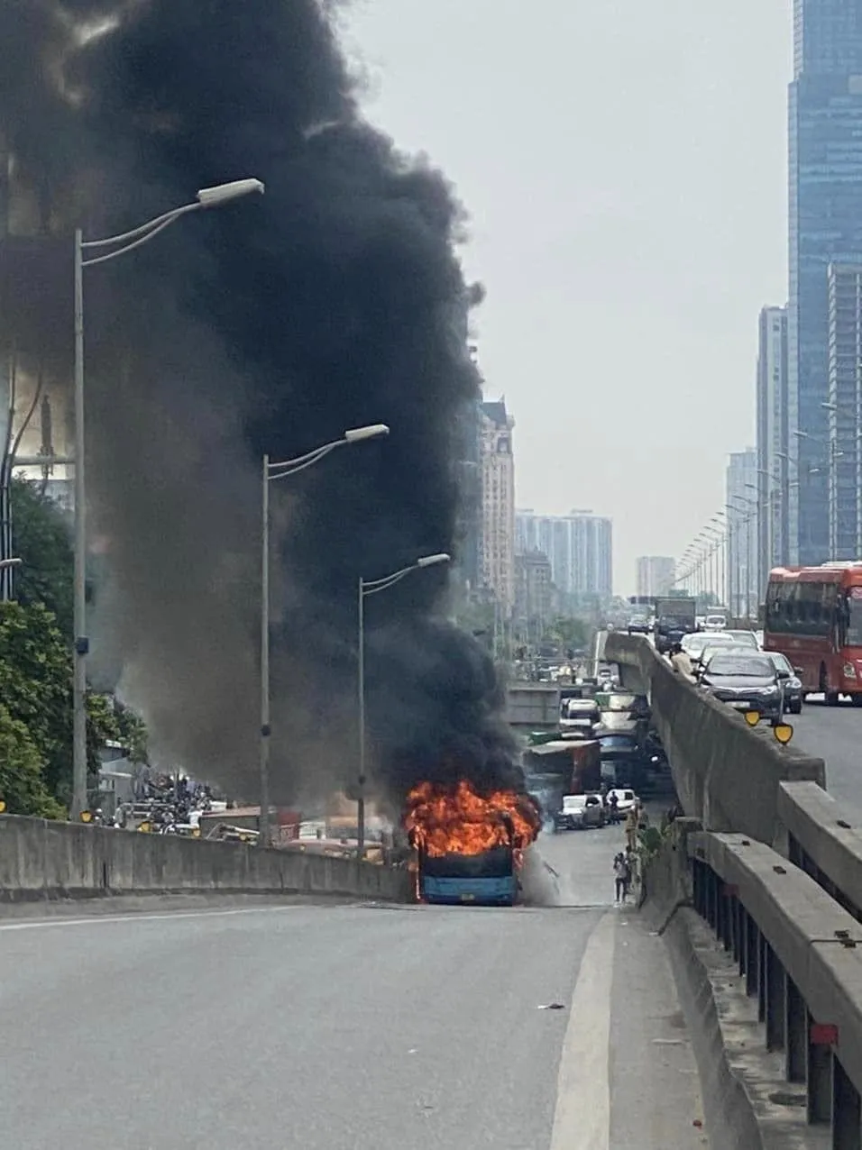 xe-bus-boc-chay-ngun-ngut-khi-dang-luu-thong-bi-nhan-chim-trong-cot-khoi-cao-chuc-met (3)