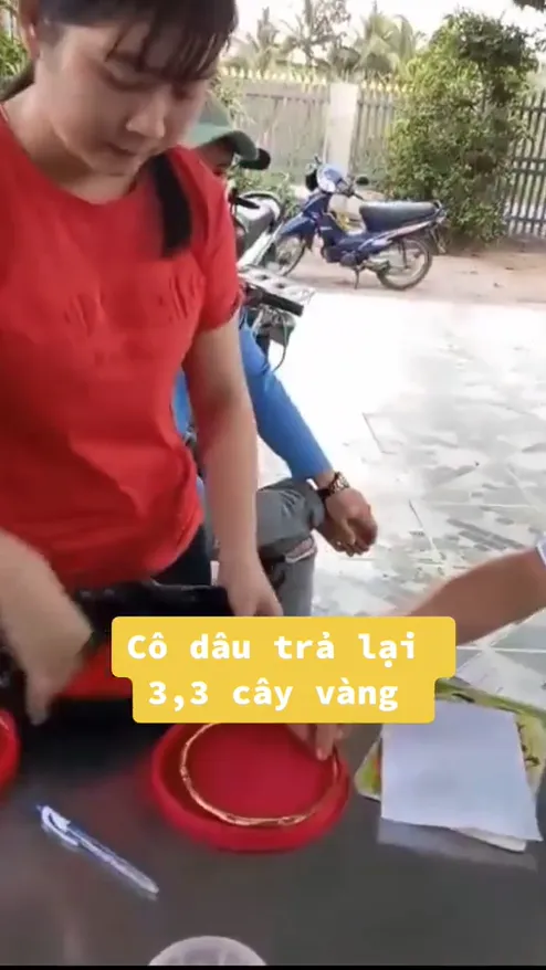 vu-co-dau-doi-3-cay-vang-nha-gai-tra-toan-bo-so-vang-tuyen-bo-duong-ai-nay-di-voi-chu-re (1)