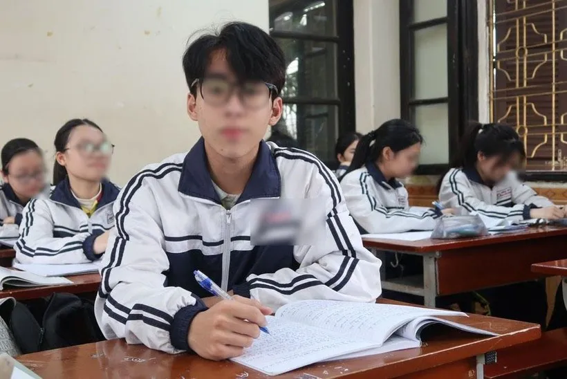 qua-mot-to-giay-nhap-mon-toan-ky-thi-tot-nghiep-thpt-da-lo-dien-thu-khoa-dai-hoc-kien-truc (1)