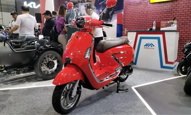 can-canh-mau-xe-ga-phong-cach-co-dien-moi-ra-mat-thiet-ke-bo-xa-vespa-gia-lan-banh-chi-ngang-honda-vision (2)