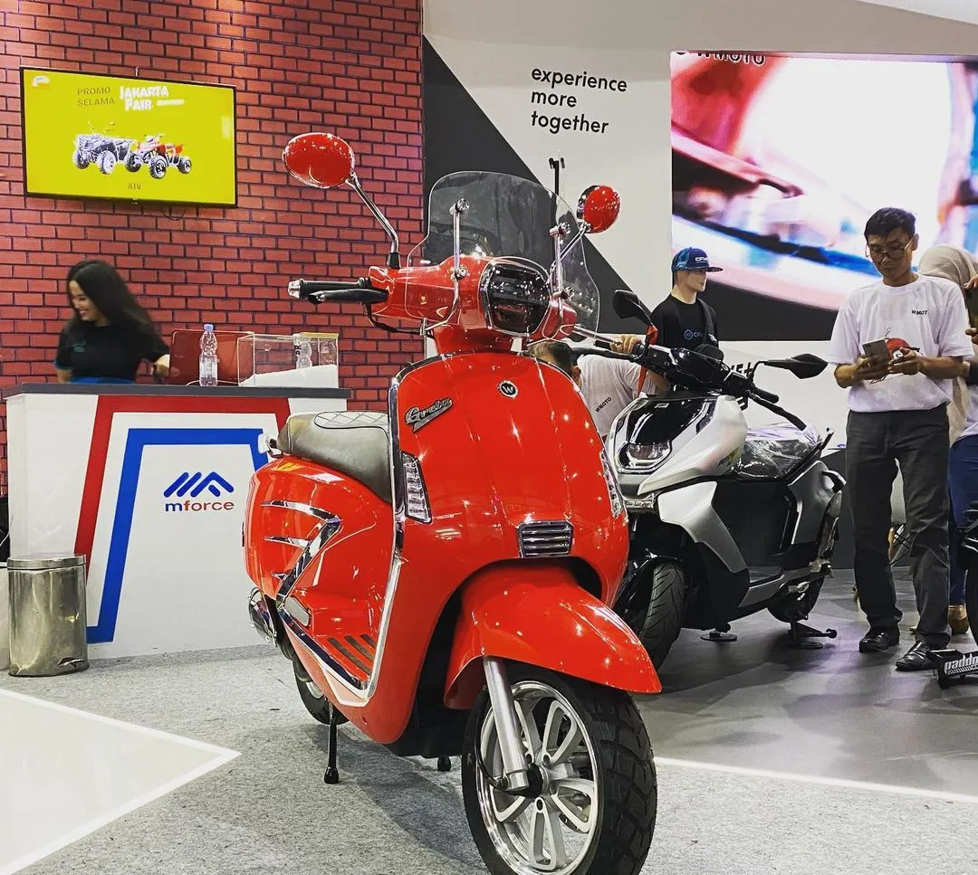 can-canh-mau-xe-ga-phong-cach-co-dien-moi-ra-mat-thiet-ke-bo-xa-vespa-gia-lan-banh-chi-ngang-honda-vision (4)