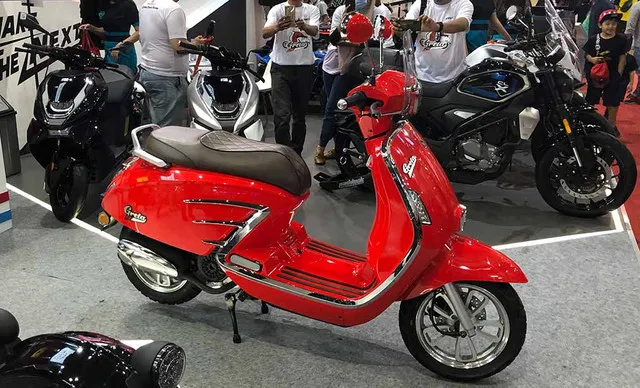 can-canh-mau-xe-ga-phong-cach-co-dien-moi-ra-mat-thiet-ke-bo-xa-vespa-gia-lan-banh-chi-ngang-honda-vision (5)