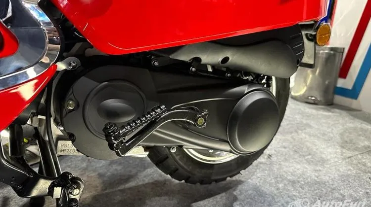 can-canh-mau-xe-ga-phong-cach-co-dien-moi-ra-mat-thiet-ke-bo-xa-vespa-gia-lan-banh-chi-ngang-honda-vision (6)