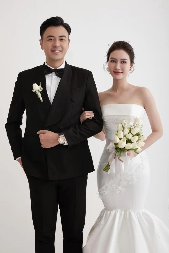 xon-xao-huong-giang-dien-vay-cuoi-thong-bao-lay-chong-chu-re-la-mc-chiec-non-ky-dieu-khien-khan-gia-bat-ngo (3)