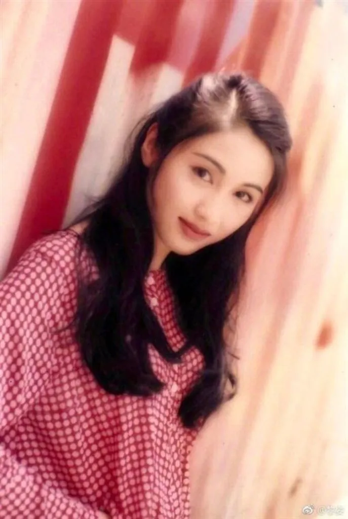 sao-nu-co-cu-tung-song-khu-o-chuot-bong-doi-doi-o-nha-300-ty-nho-lay-chong-khuyet-tat-hon-15-tuoi (4)