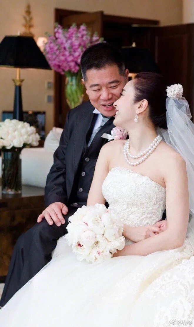 sao-nu-co-cu-tung-song-khu-o-chuot-bong-doi-doi-o-nha-300-ty-nho-lay-chong-khuyet-tat-hon-15-tuoi (7)