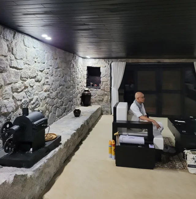 he-lo-cuoc-song-bi-an-cua-ong-vua-ca-phe-o-hang-da-6-nam-voi-nguyen-tac-3-khong-tach-biet-ben-ngoai (2)