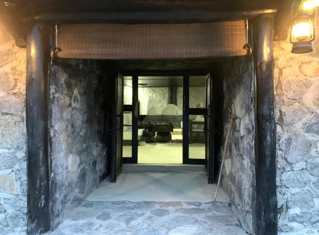 he-lo-cuoc-song-bi-an-cua-ong-vua-ca-phe-o-hang-da-6-nam-voi-nguyen-tac-3-khong-tach-biet-ben-ngoai (4)