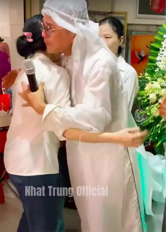 mc-thanh-bac-u-sau-doi-tang-vua-khoc-vua-quy-goi-noi-mot-deu-voi-em-gai-khien-nhieu-nguoi-xot-xa (4)