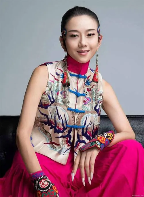 nu-vu-cong-gay-trang-cai-vi-khong-tu-tam-den-ve-sinh-ca-nhan-cung-ngo-tro-ly-lam-ho-vi-so-ban-mong-tay (6)