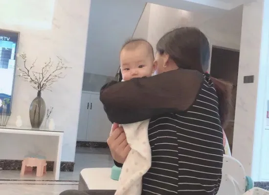 thue-bao-mau-cham-con-nhung-xem-camera-chi-thay-bam-dien-thoai-duoi-viec-xong-chu-nha-hoi-han (4)