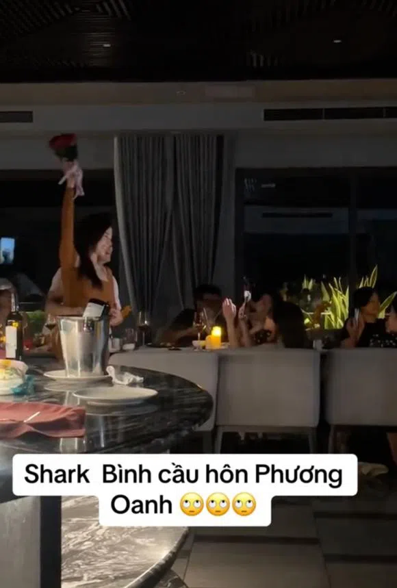 ram-ro-clip-shark-binh-cau-hon-phuong-oanh-khong-ngai-the-hien-hanh-dong-hoi-xuan-giua-chon-dong-nguoi (122)