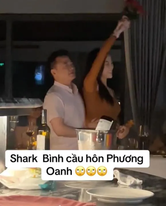 ram-ro-clip-shark-binh-cau-hon-phuong-oanh-khong-ngai-the-hien-hanh-dong-hoi-xuan-giua-chon-dong-nguoi (2)