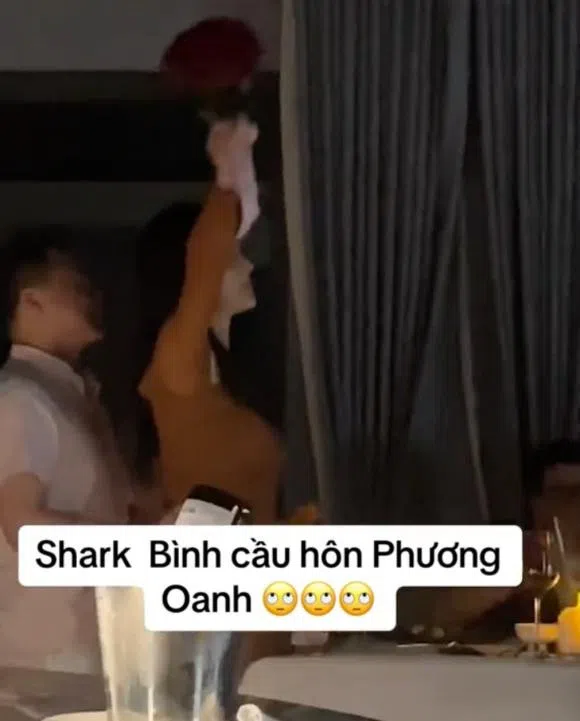 ram-ro-clip-shark-binh-cau-hon-phuong-oanh-khong-ngai-the-hien-hanh-dong-hoi-xuan-giua-chon-dong-nguoi (3)