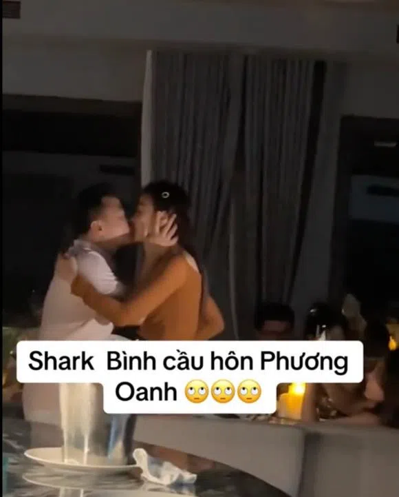 ram-ro-clip-shark-binh-cau-hon-phuong-oanh-khong-ngai-the-hien-hanh-dong-hoi-xuan-giua-chon-dong-nguoi (5)