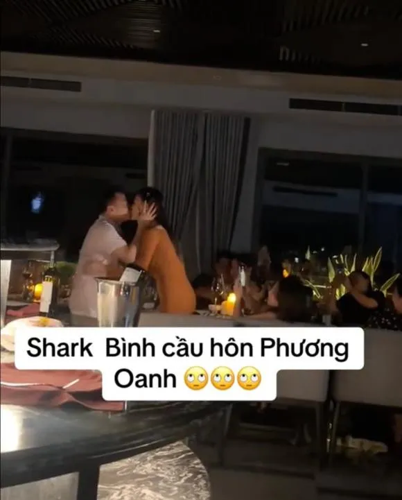 ram-ro-clip-shark-binh-cau-hon-phuong-oanh-khong-ngai-the-hien-hanh-dong-hoi-xuan-giua-chon-dong-nguoi (6)