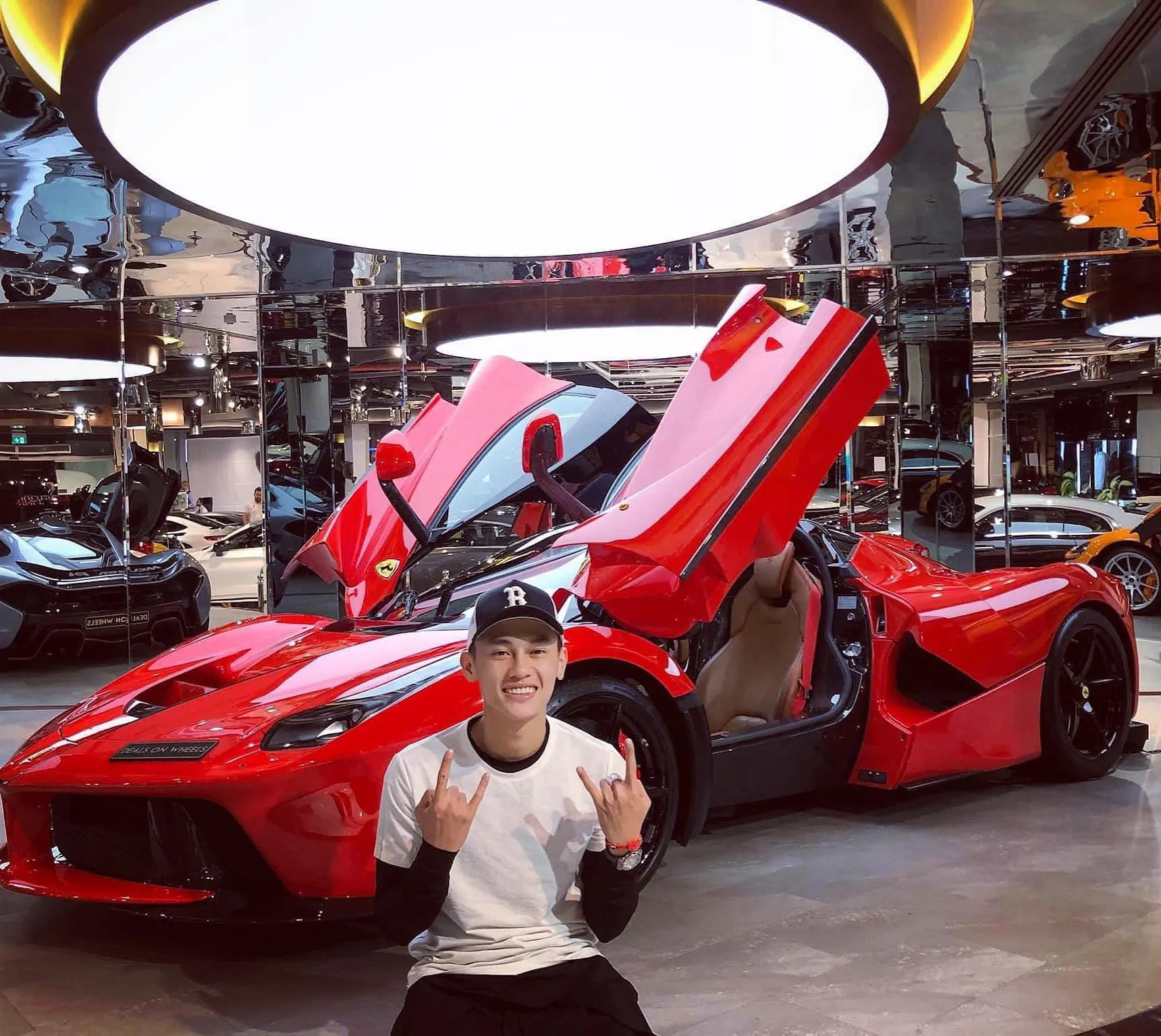 danh-tinh-phan-cong-khanh-9x-giau-co-nao-mà-duoc-ho-hao-la-ong-trum-sieu-xe (1)