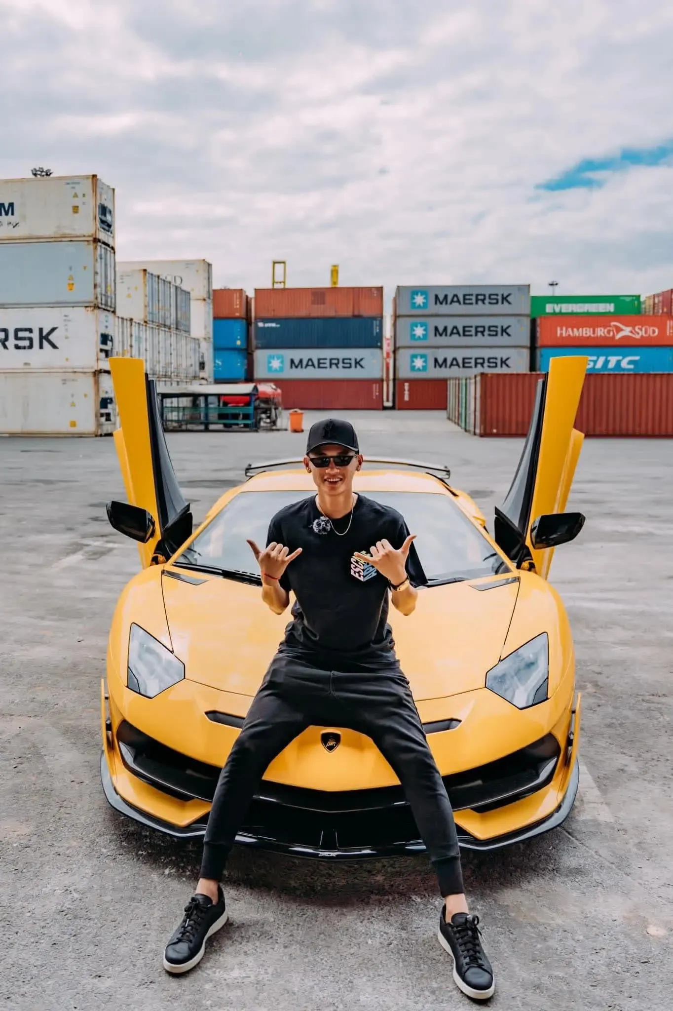 danh-tinh-phan-cong-khanh-9x-giau-co-nao-mà-duoc-ho-hao-la-ong-trum-sieu-xe (2)